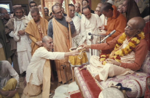 Шрила Прабхупада даёт инициации в Лос-Анджелесе в 1973 году